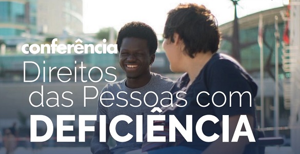  Dois jovens, um numa cadeira de rodas e o outro sentado num banco de jardim, sorriem um para o outro. 
