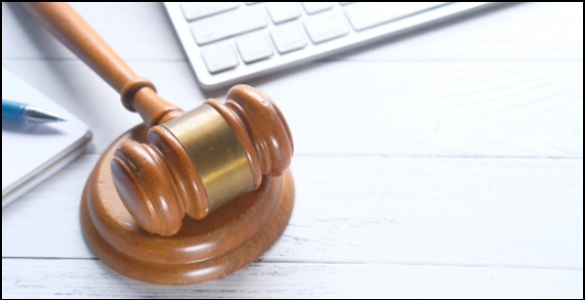 Martelo e vara junto a um teclado