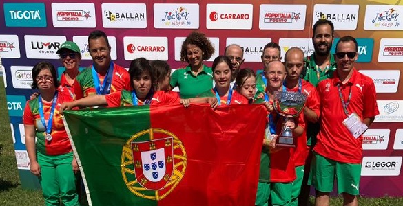  alguns elementos da Seleção Nacional de Atletismo FPA posam com a bandeira de Portugal 