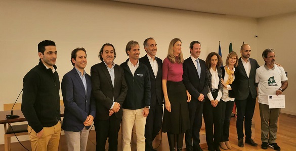 Legenda da foto, da esquerda para a direita: os representantes das Menções honrosas, o Diretor Regional Norte do IPDJ, o Presidente do Conselho Diretivo do IPDJ, a Vice-Presidente e o Presidente do INR, a presidente do Júri do Prémio e a Diretora de Serviços do INR, o representante da entidade parceira Decathlon e o representante do Vencedor desta edição.