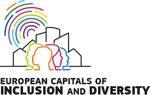 Em fundo branco, o logótipo das Capitais Europeias da Inclusão e da Diversidade, com silhuetas de rostos de pessoas sobre silhuetas de habitações sobrepostas e por cima linhas coloridas que fazem lembrar uma impressão digital.