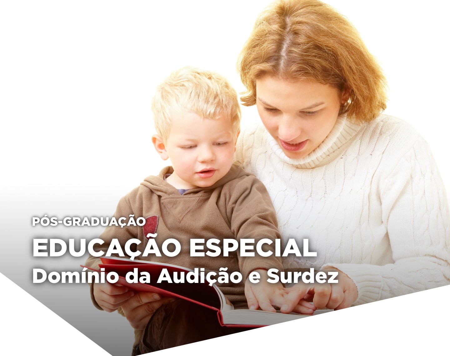 A imagem retrata uma cena de educação especial, com um adulto e uma criança lendo um livro juntos. Ambos têm os rostos obscurecidos para preservar a privacidade. O adulto veste uma blusa branca, enquanto a criança usa uma camisola castanha. O texto em português na parte inferior da imagem indica que se trata de uma pós-graduação em Educação Especial, com foco no domínio da audição e surdez.