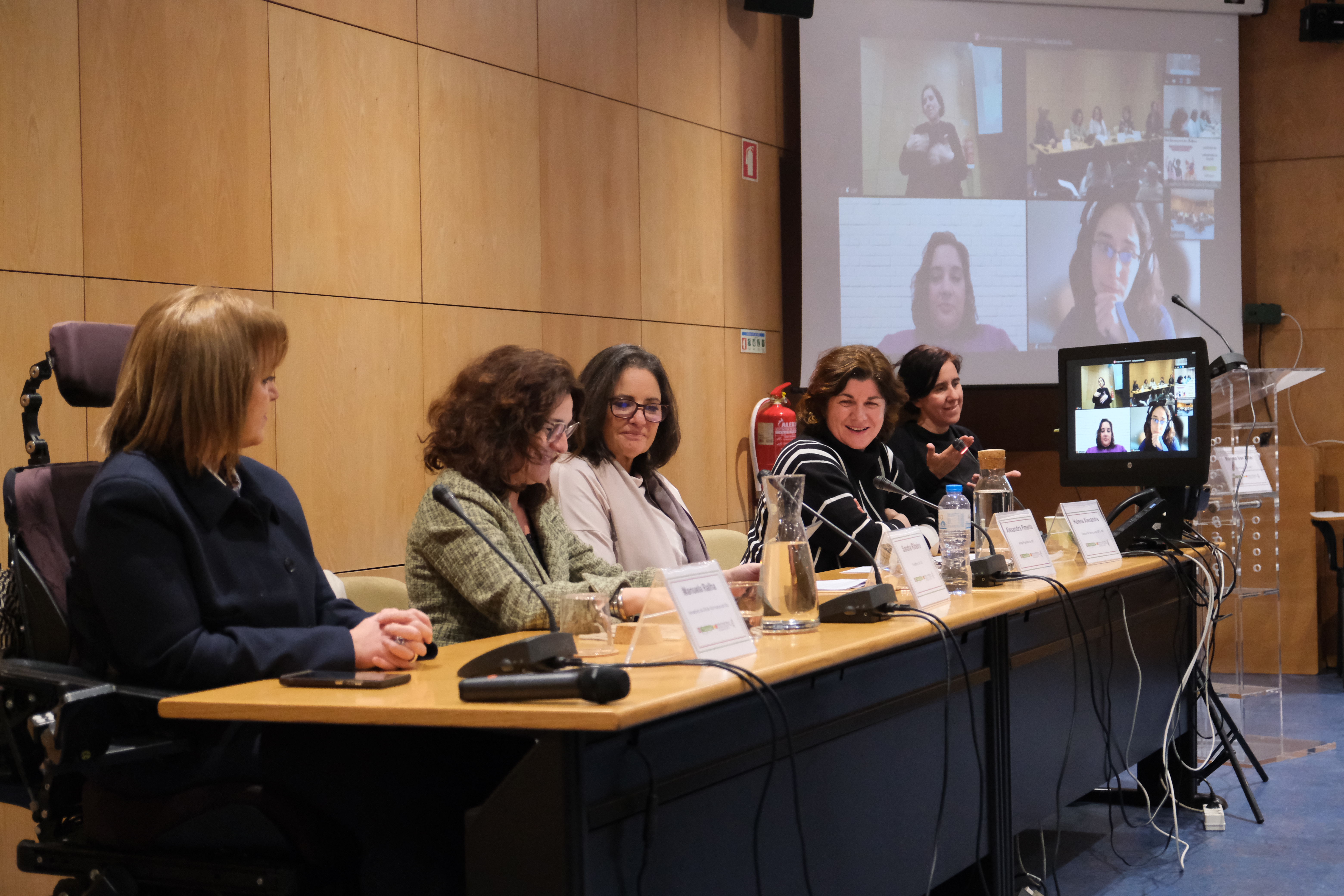 Picture with the speakers Manuela Ralha, City Councillor of Vila Franca de Xira, activist for the Human Rights of Persons with Disabilities; Sandra Ribeiro, Chair of the Commission for Citizenship and Equality; Alexandra Pimenta, former President of the National Institute for Rehabilitation. There is also the moderator Helena Alexandre, Director of the Research, Training and Development Unit of the INR and the interpreter of the Portuguese Sign Language.