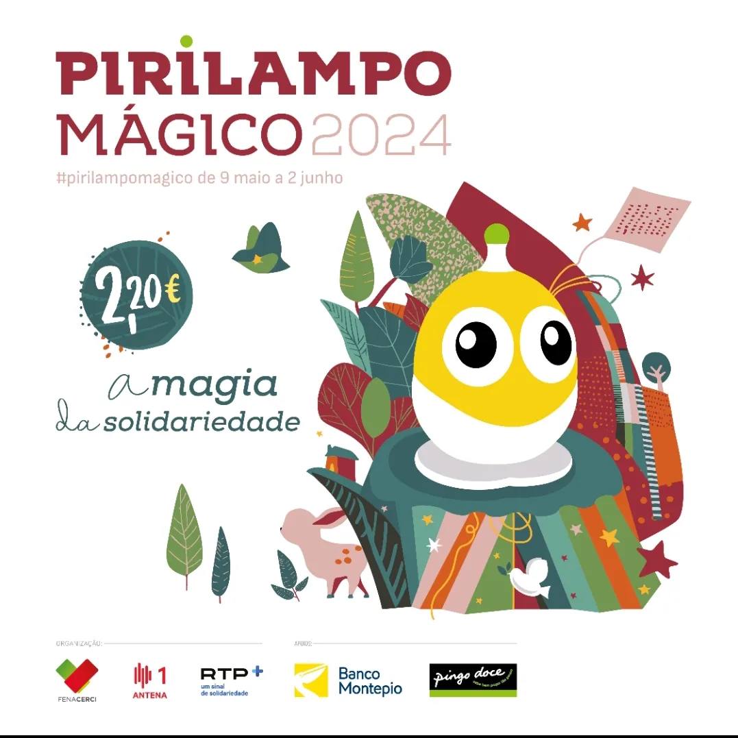 A imagem é o cartaz do “Pirilampo Mágico 2024”. As datas de 9 de maio a 2 de junho são mencionadas, juntamente com a frase “a magia da solidariedade”. A figura central é um pirilampo, ao redor do personagem, há vários elementos, como plantas e figuras menores que podem ser animais ou outros personagens. O cartaz inclui logotipos da FENARCECI, RTP, Antena 1, Banco Montepio e Pingo Doce. Há também uma etiqueta de preço mostrando €2,20.