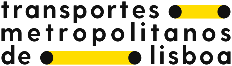 A imagem exibe o logótipo dos transportes metropolitanos de Lisboa, composto pelo texto “transportes metropolitanos de lisboa” em letras minúsculas, com três linhas horizontais acima e abaixo do texto. As linhas são coloridas a amarelo e preto.